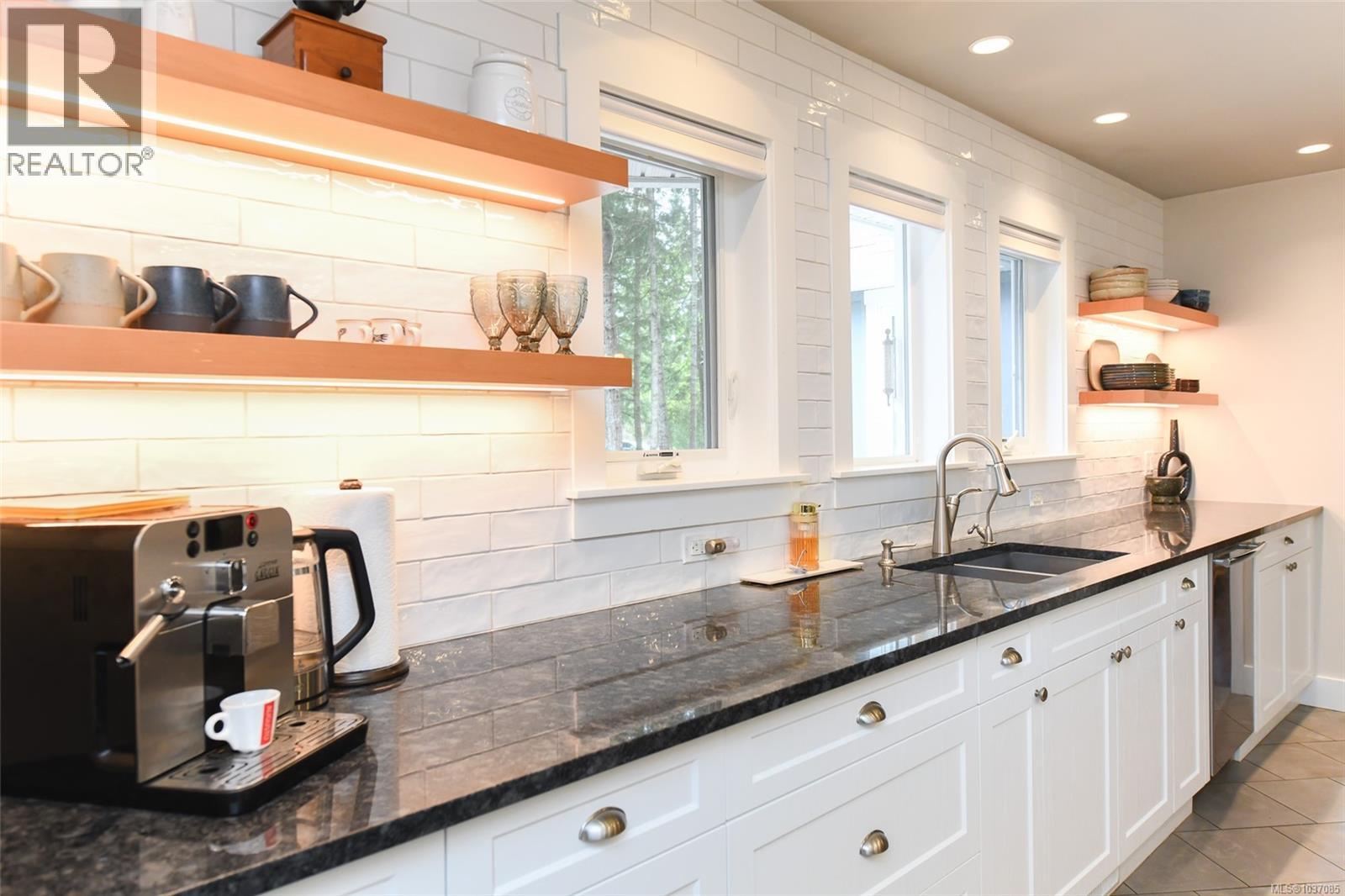 325 Bates Dr - 12