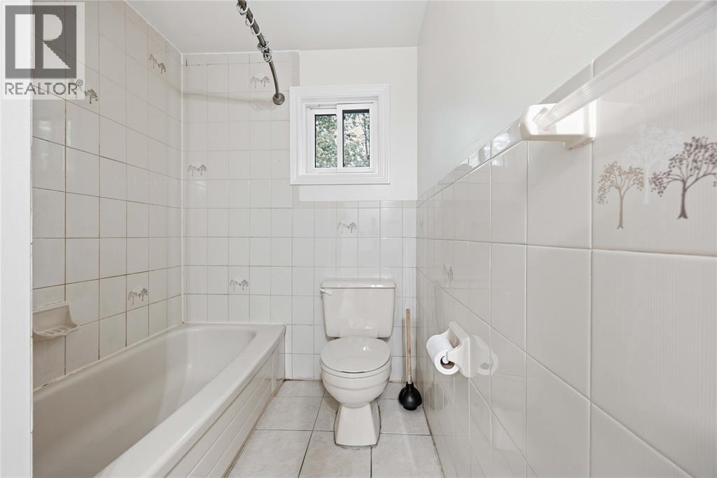 1516 HENLEY CRESCENT - 26