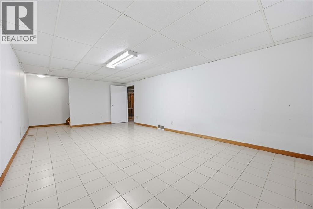 1516 HENLEY CRESCENT - 28