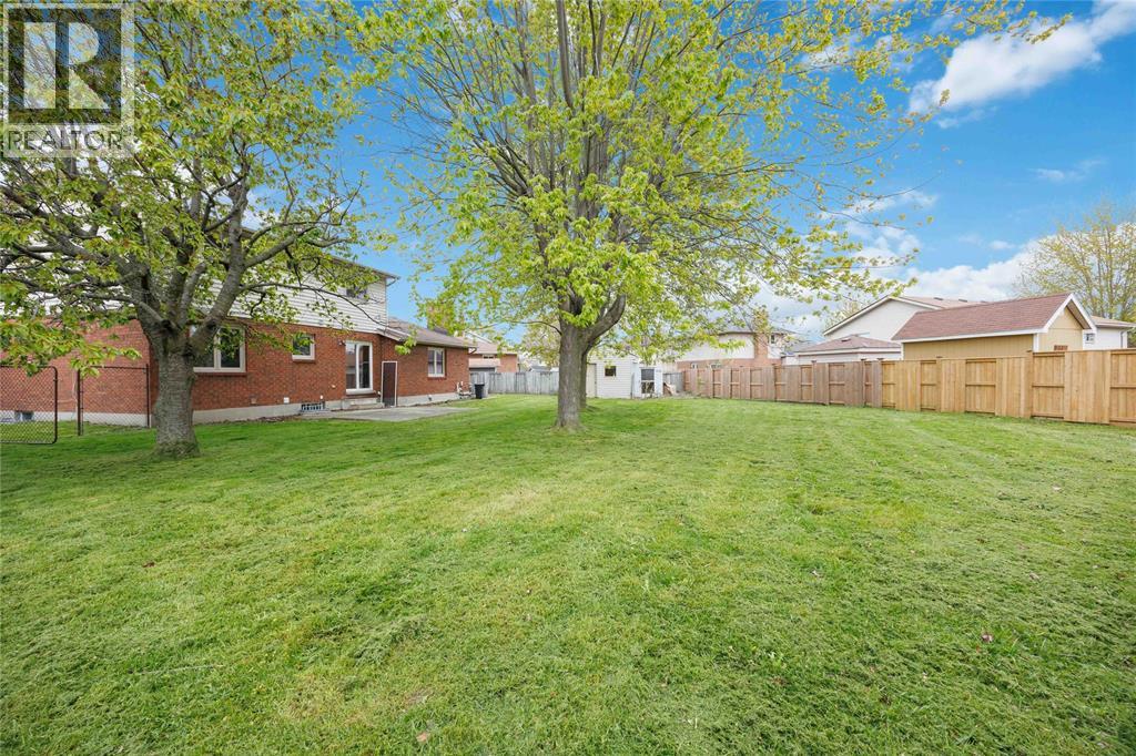 1516 HENLEY CRESCENT - 36