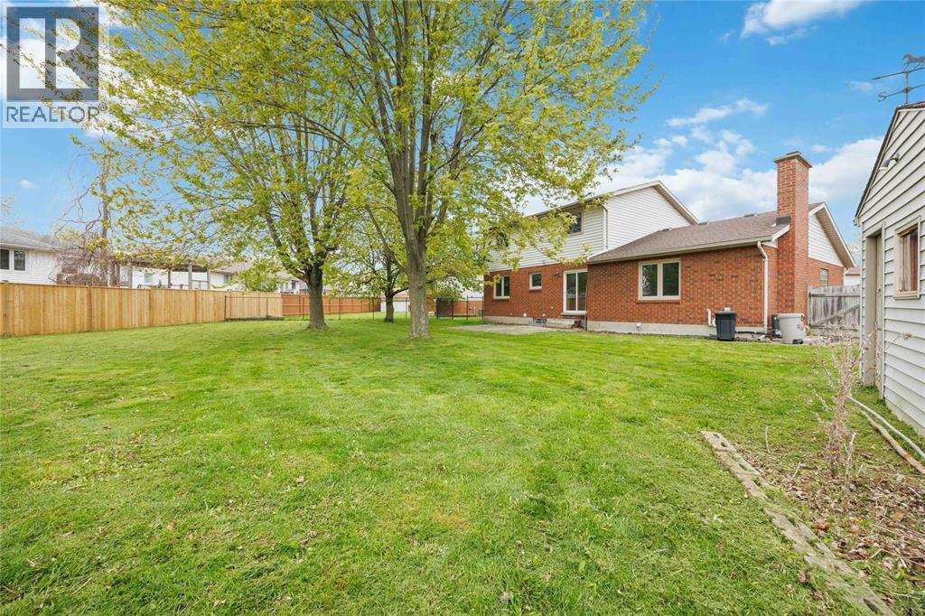 1516 HENLEY CRESCENT - 34