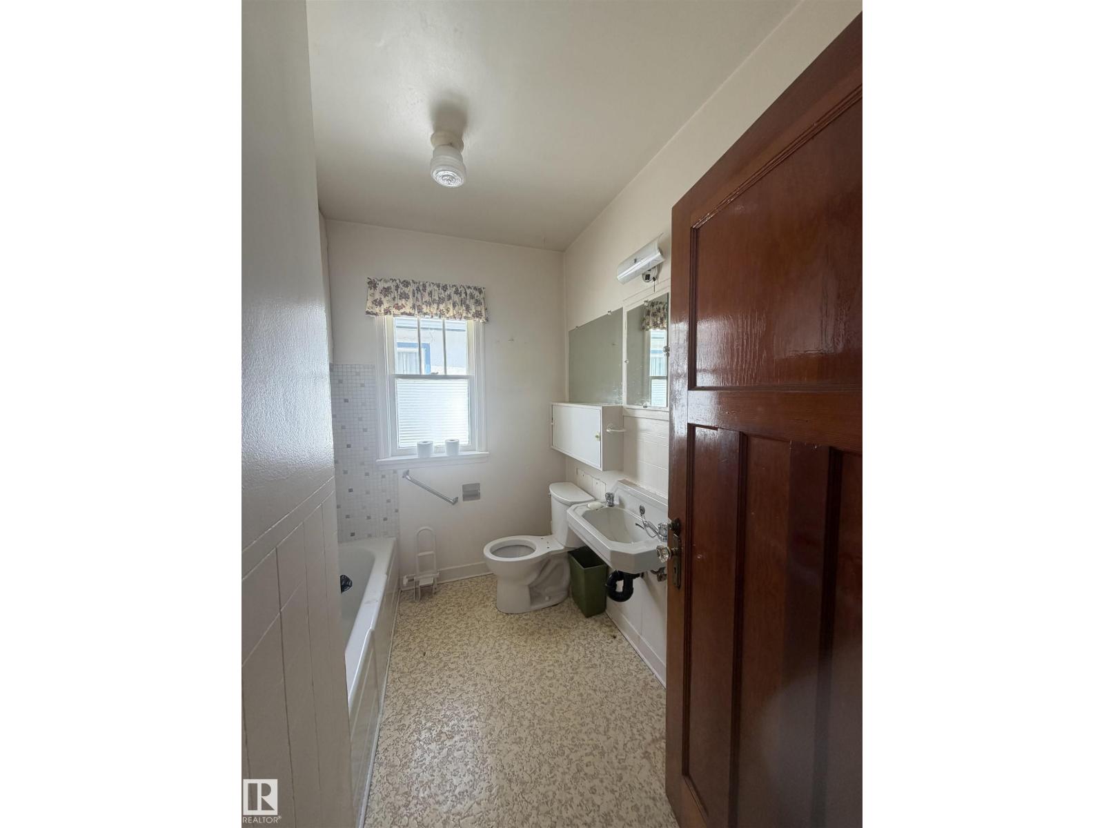 9630 106 AV NW - 12