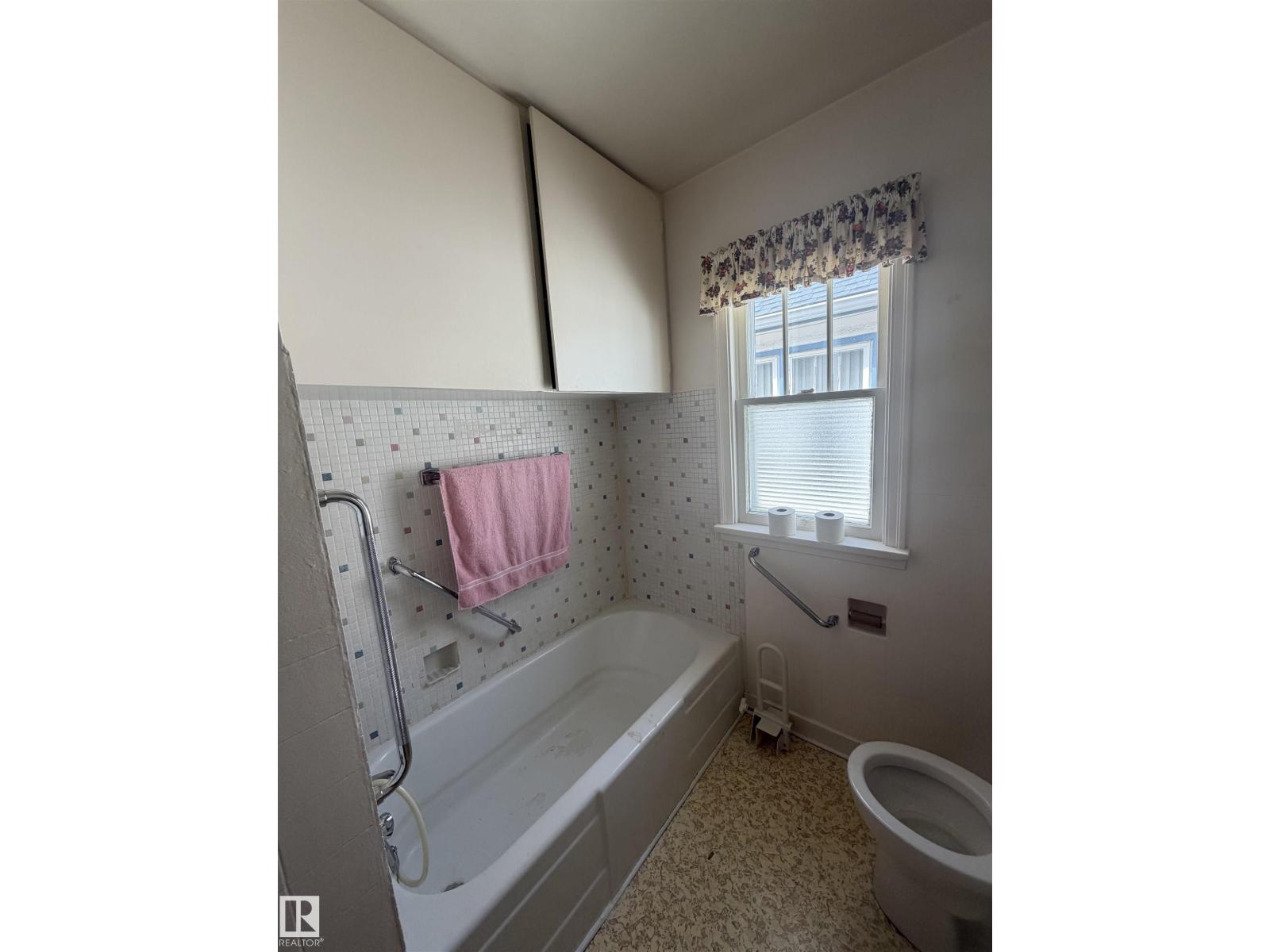 9630 106 AV NW - 13