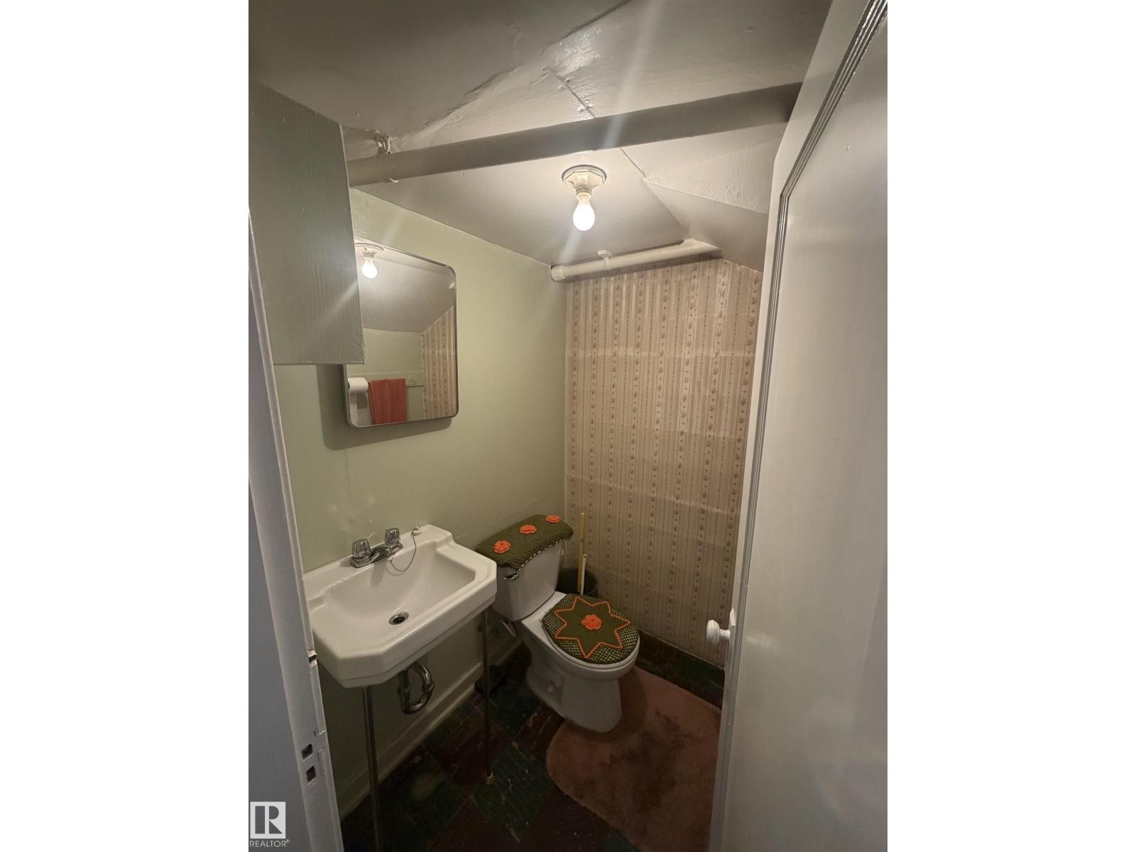 9630 106 AV NW - 18