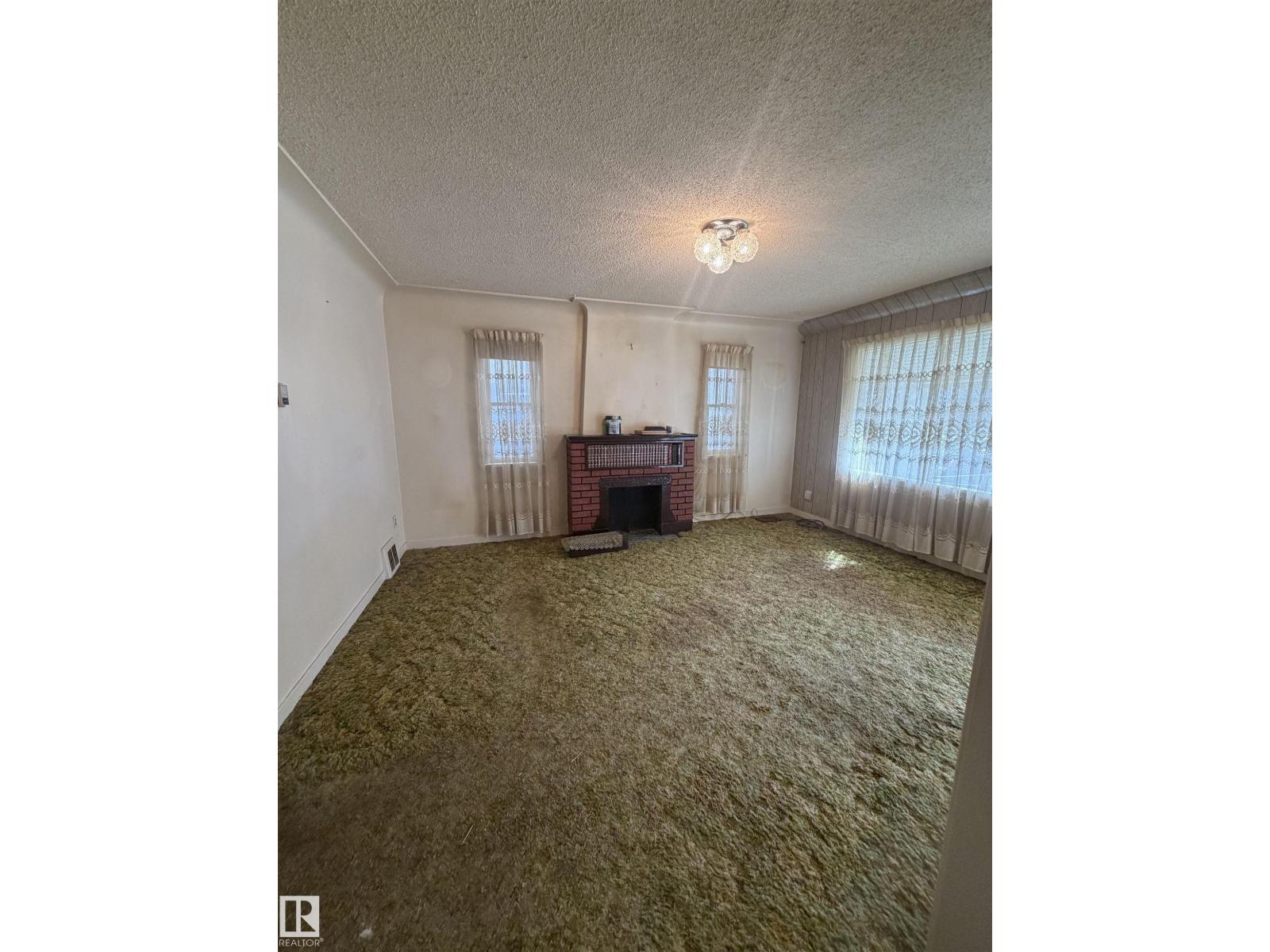 9630 106 AV NW - 6