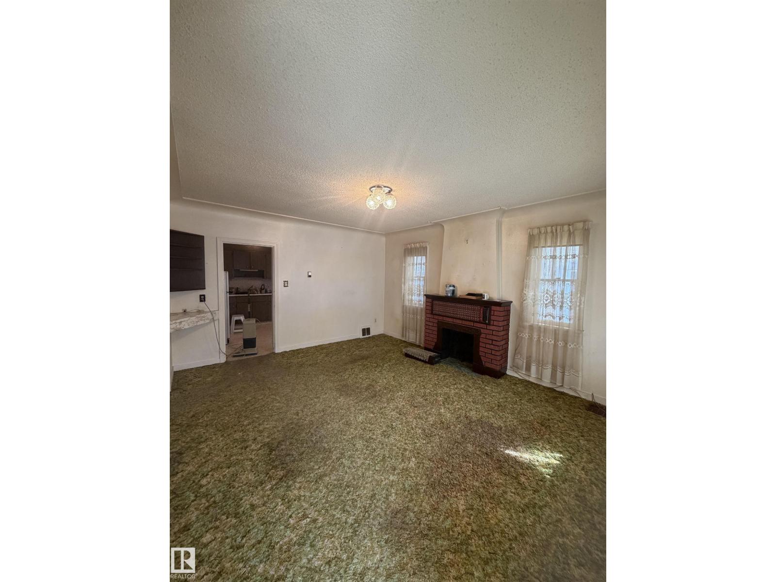 9630 106 AV NW - 7
