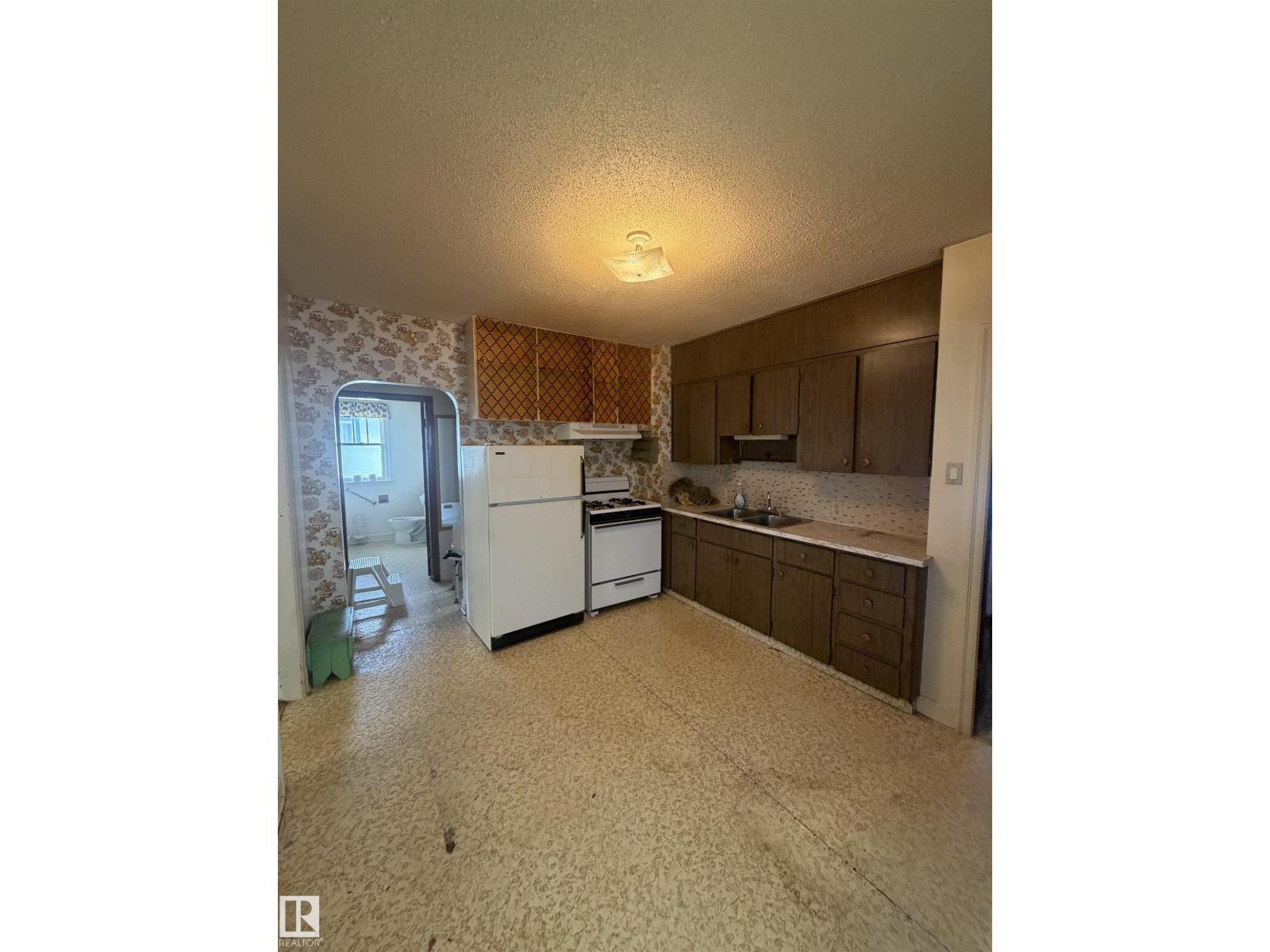 9630 106 AV NW - 8