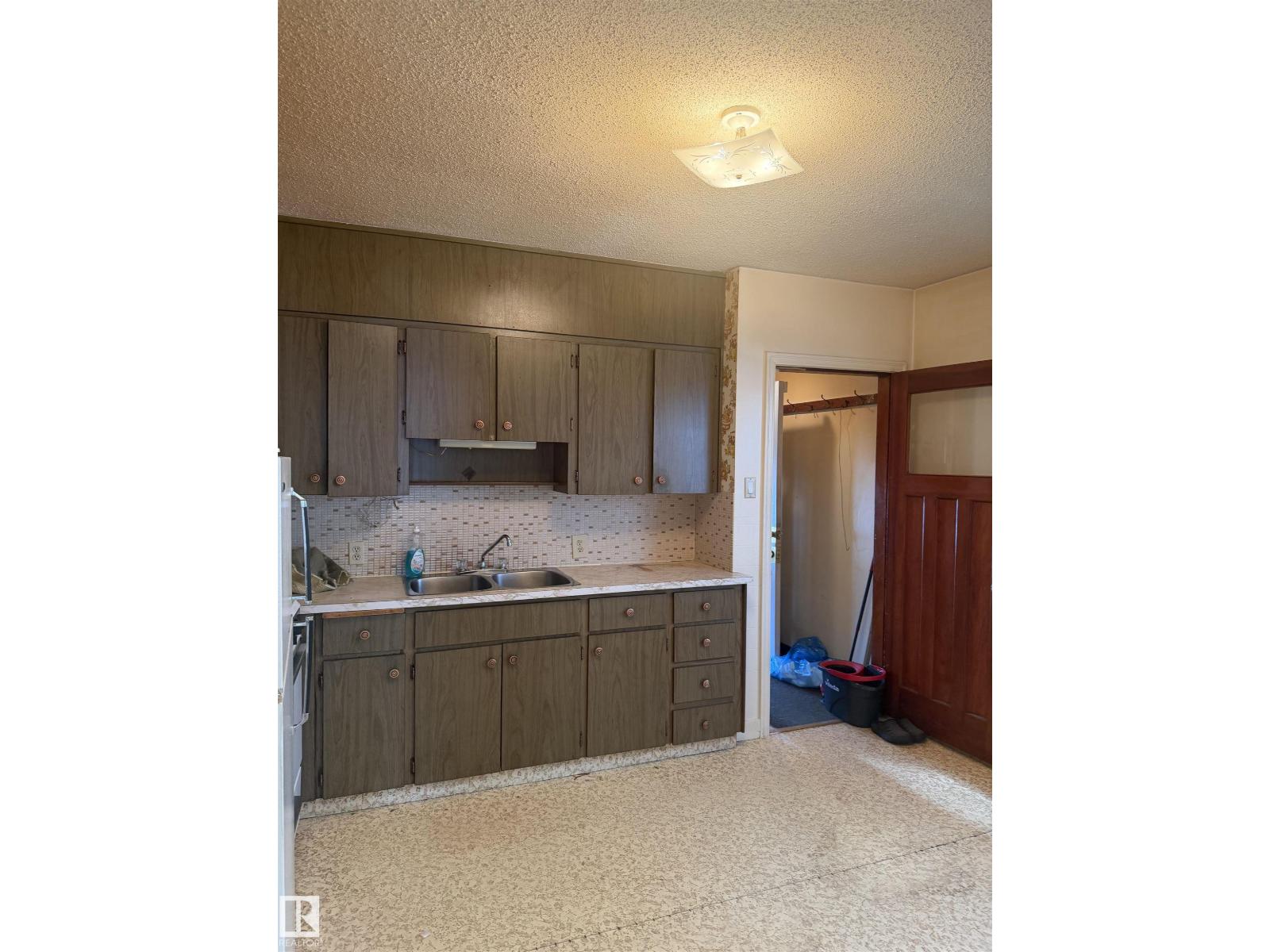9630 106 AV NW - 9