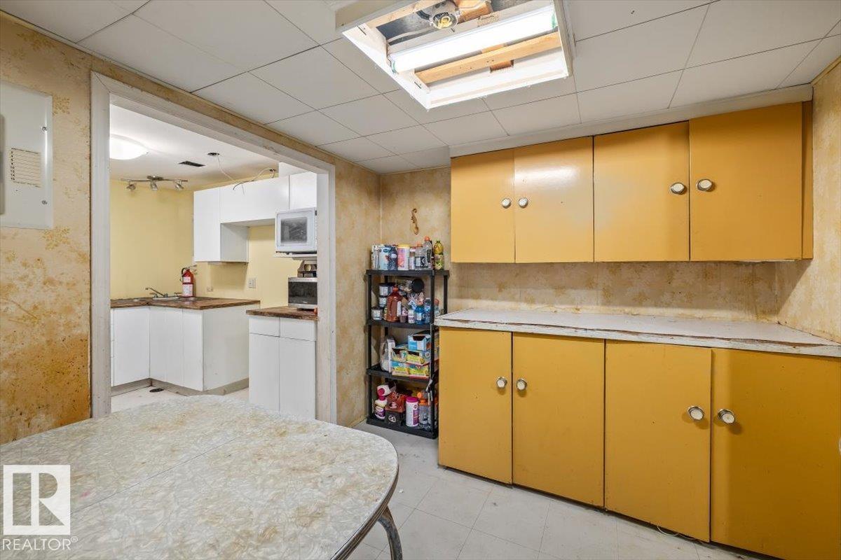 9732 64 ST NW - 32
