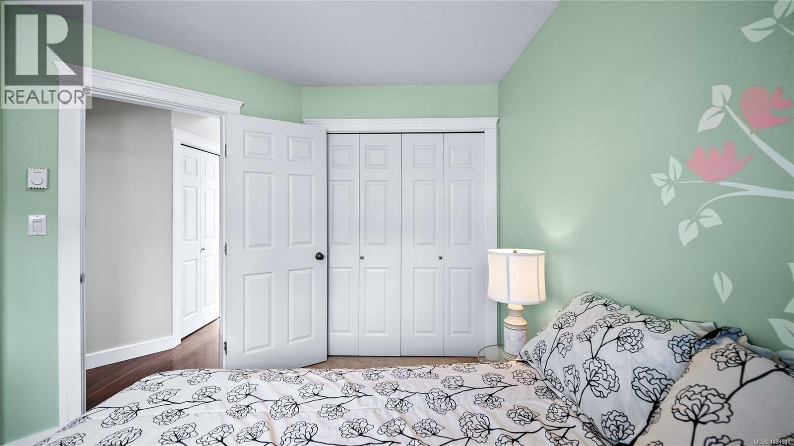 #5 921 Colville Rd - 23
