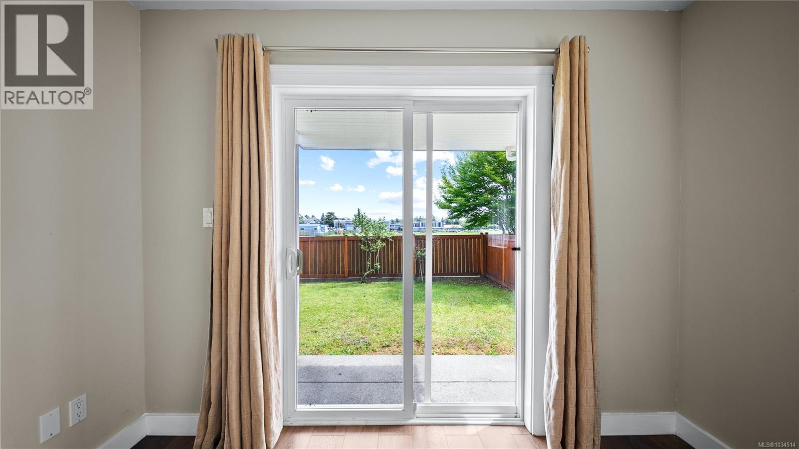 #5 921 Colville Rd - 30