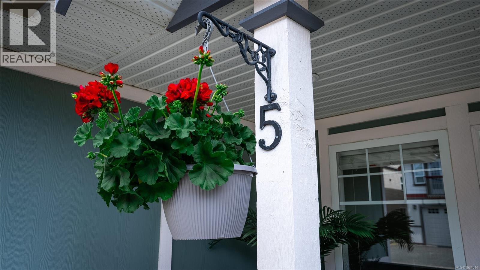 #5 921 Colville Rd - 64