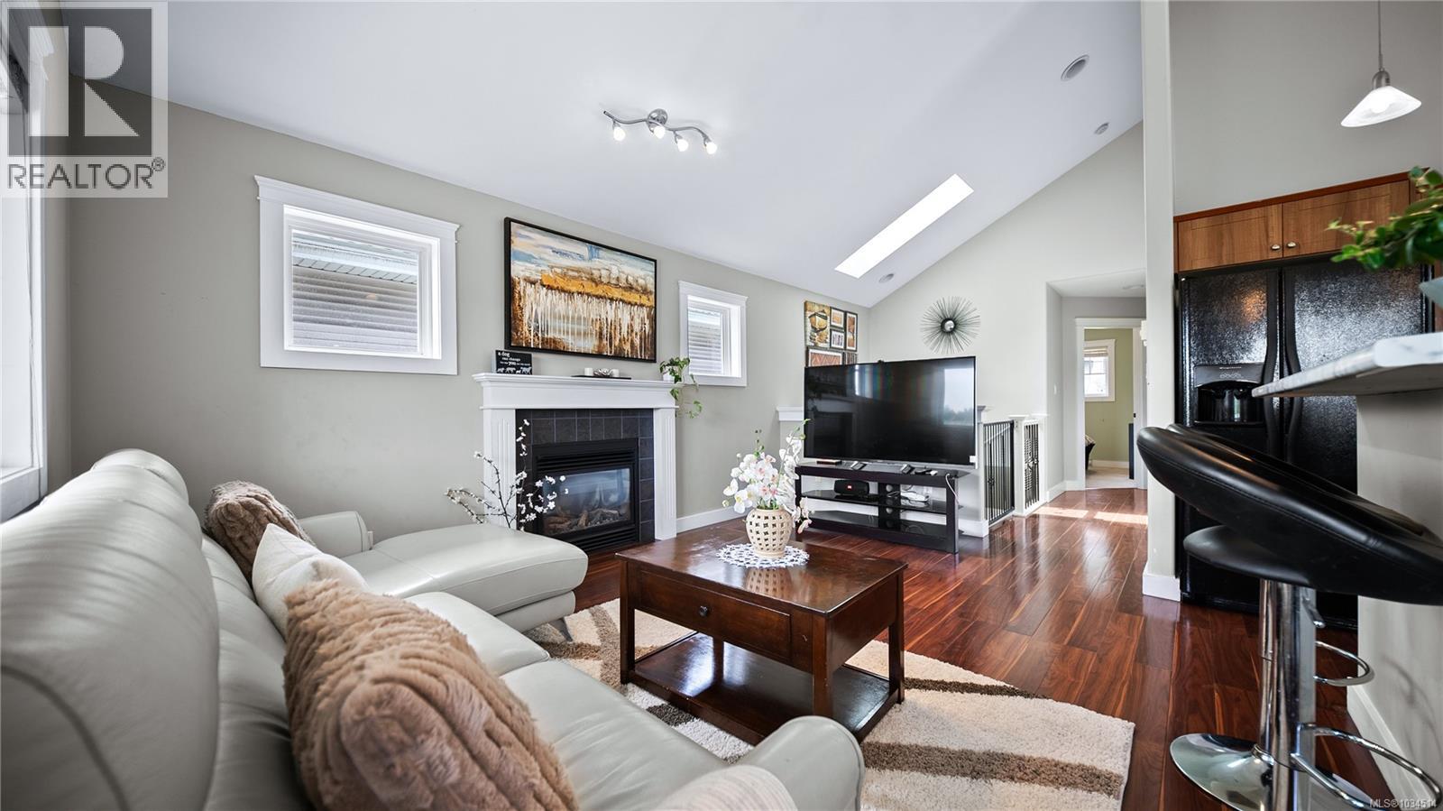 #5 921 Colville Rd - 8