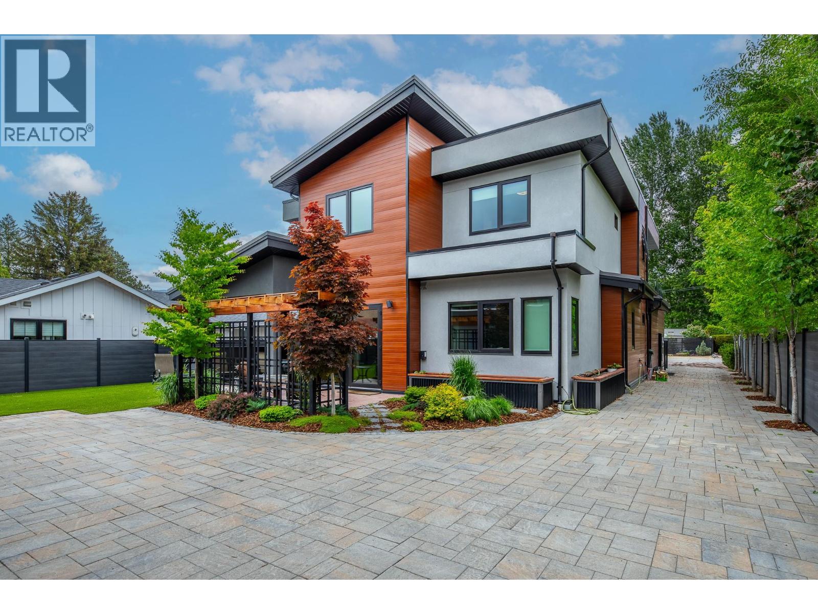 5212 WOODS Avenue, Summerland