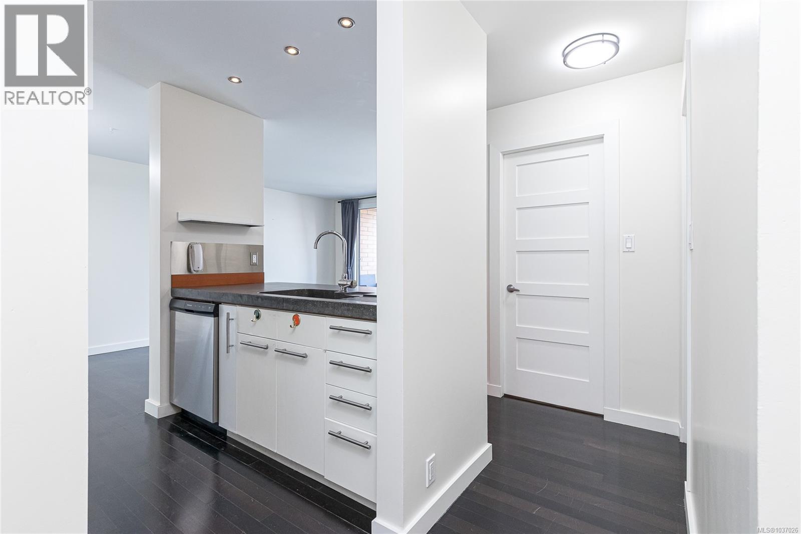 #1005 1630 Quadra St - Image 2