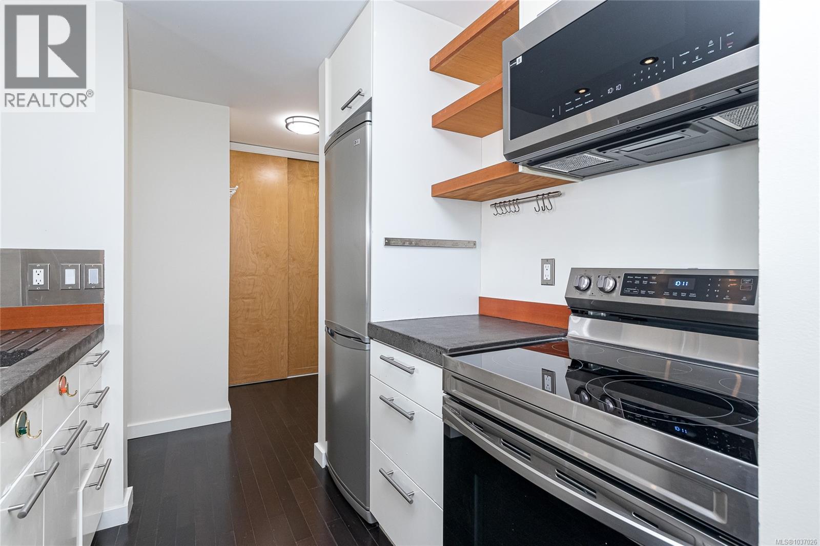 #1005 1630 Quadra St - 11