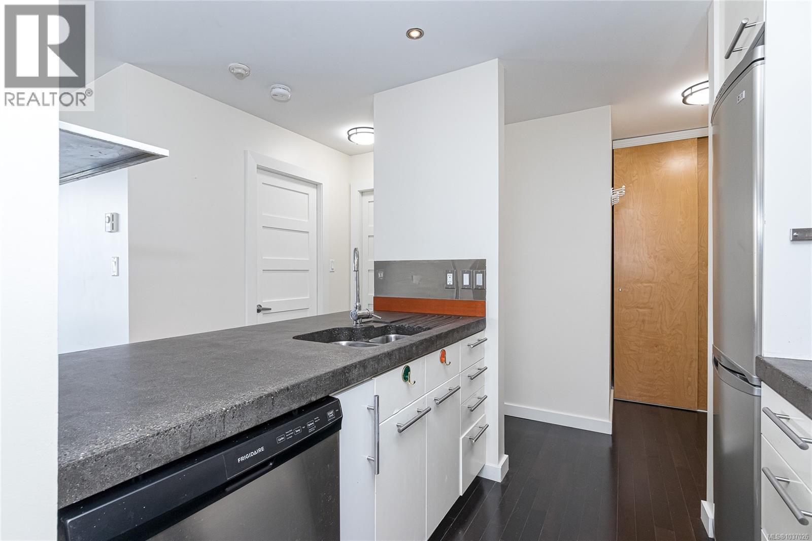 #1005 1630 Quadra St - 12