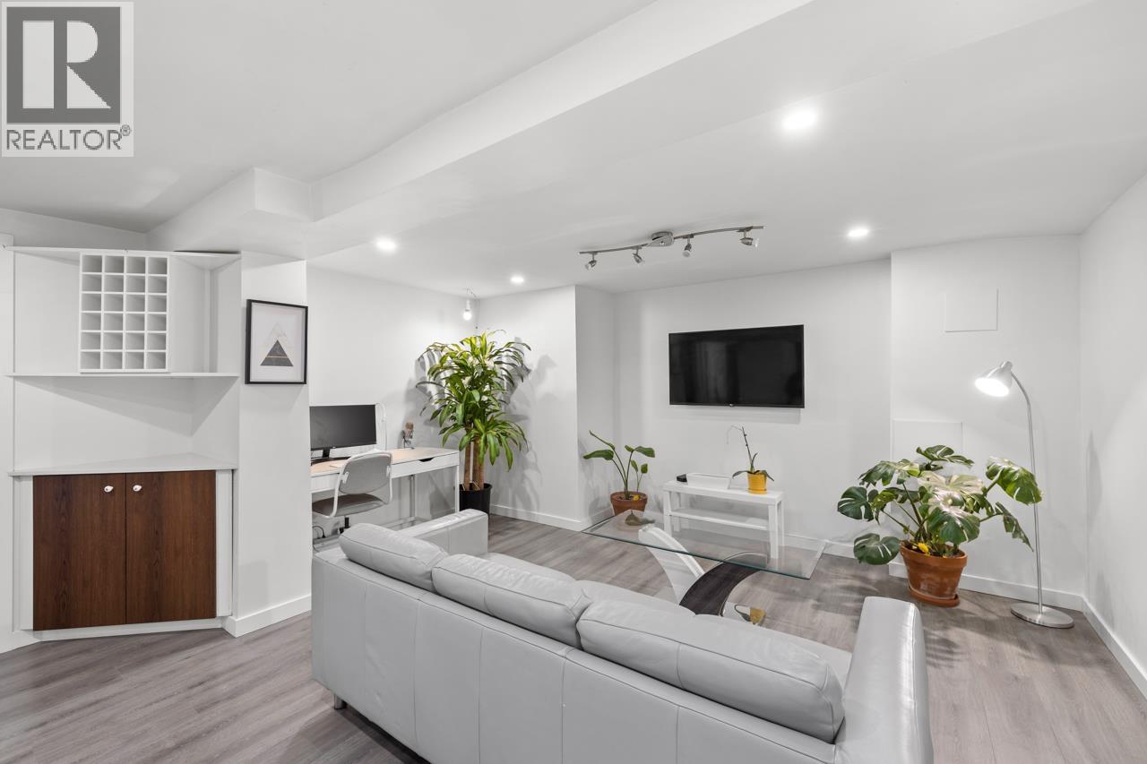 2036 E BROADWAY, Vancouver
