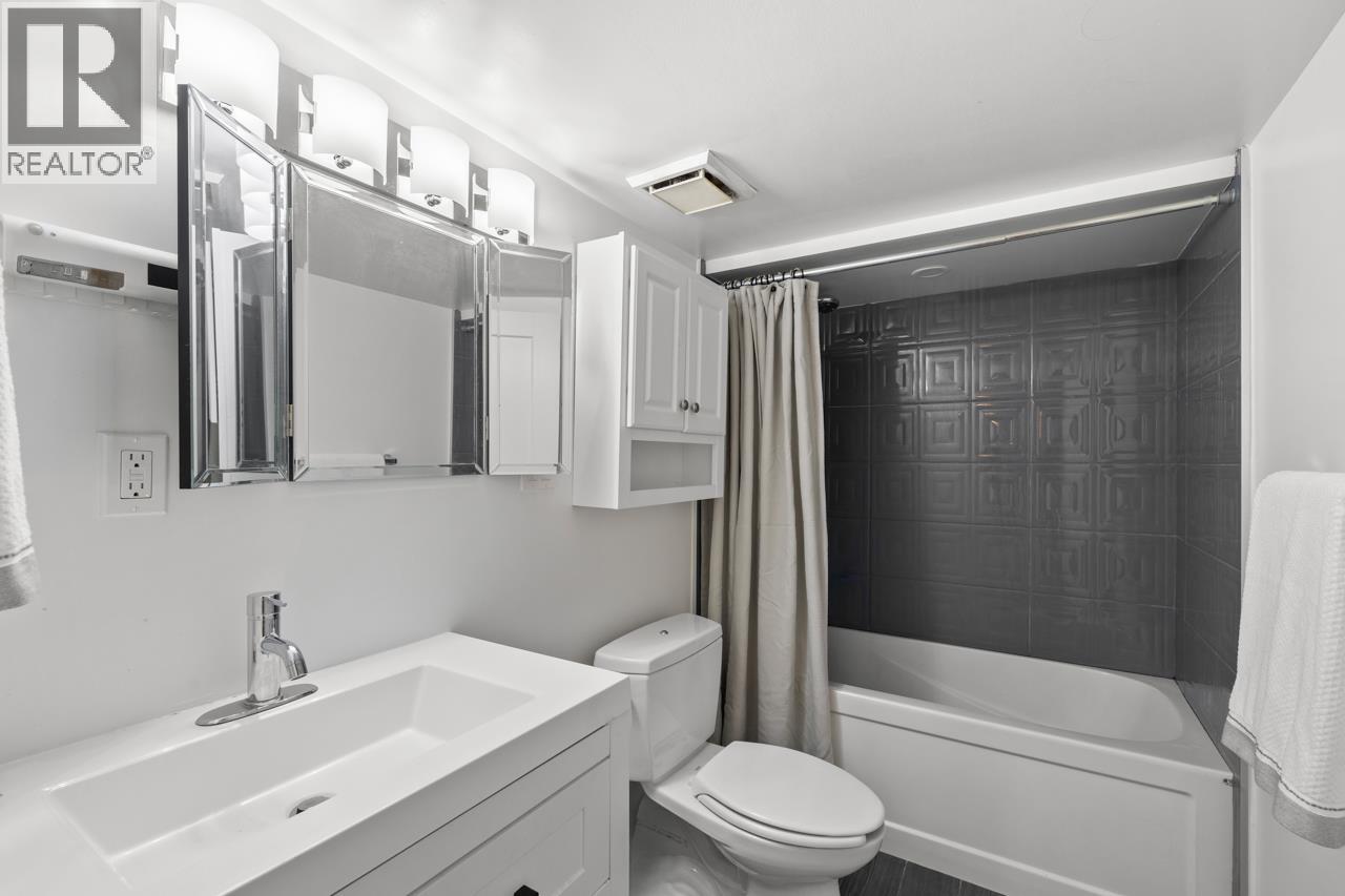 2036 E BROADWAY, Vancouver
