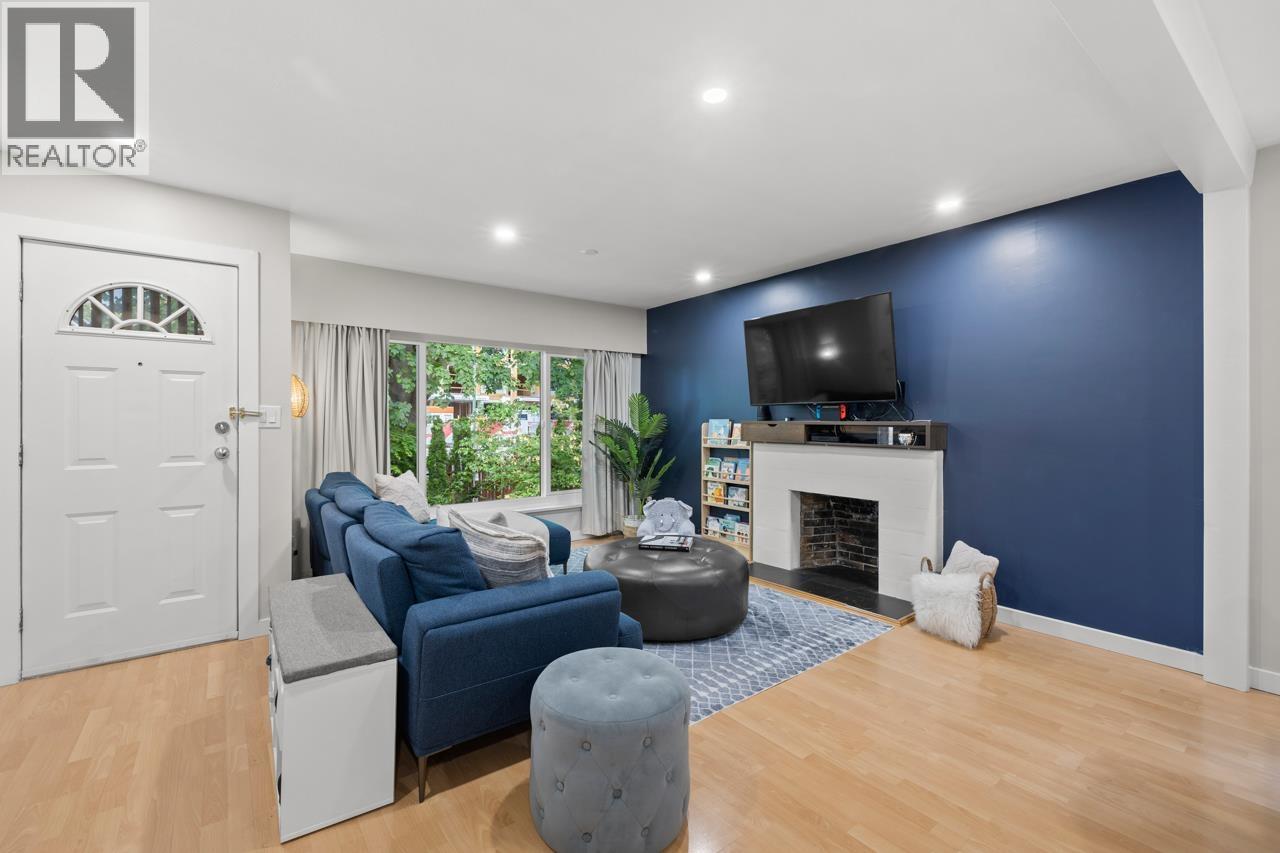 2036 E BROADWAY, Vancouver