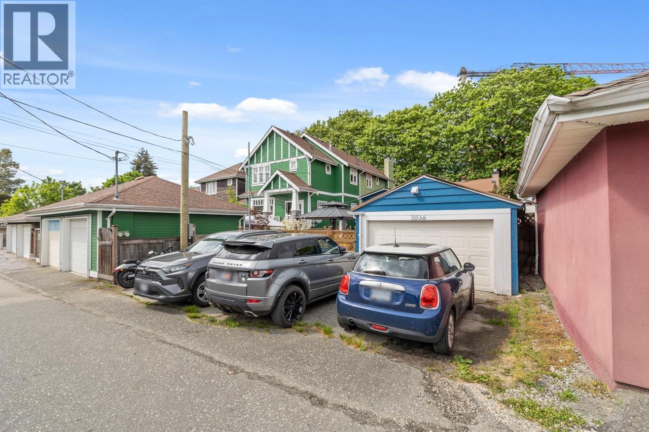 2036 E BROADWAY, Vancouver