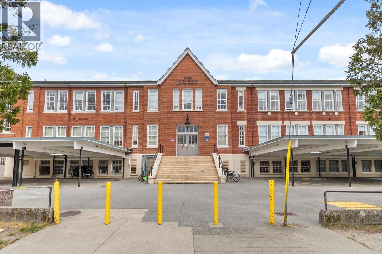 2036 E BROADWAY, Vancouver