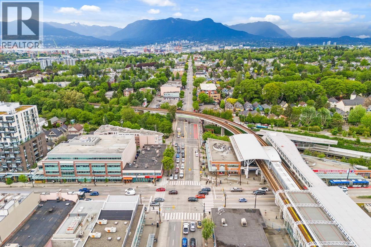 2036 E BROADWAY, Vancouver