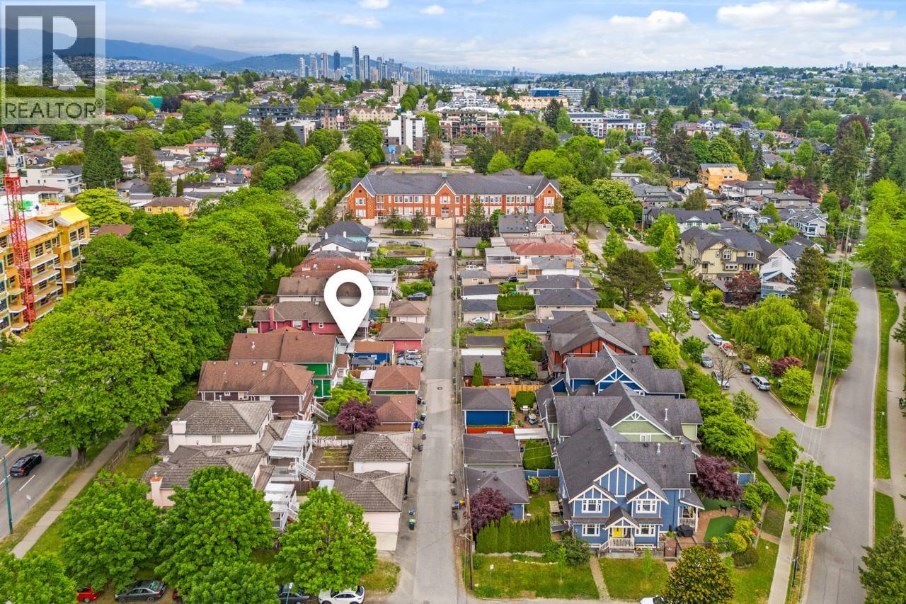 2036 E BROADWAY, Vancouver