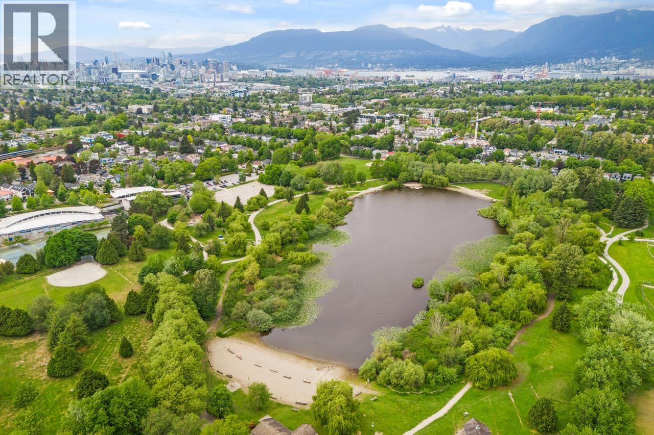 2036 E BROADWAY, Vancouver