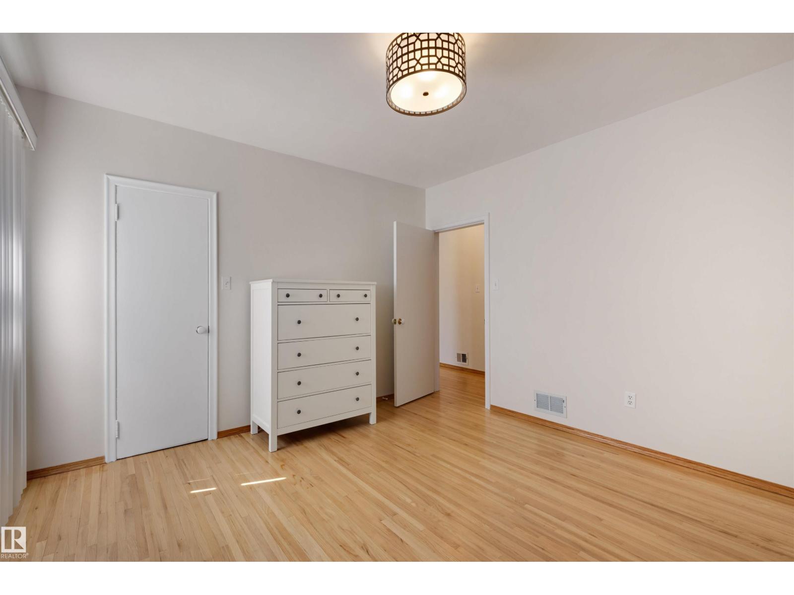 9602 85 Street NW - 12
