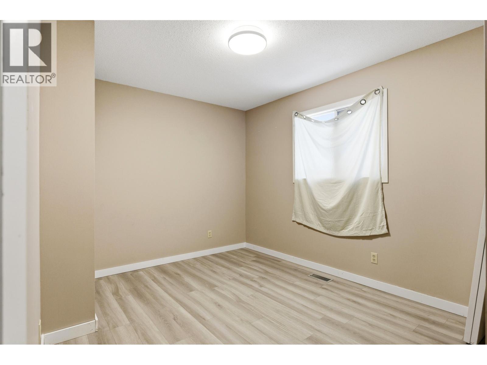 1012 CONRAD CRESCENT - 8