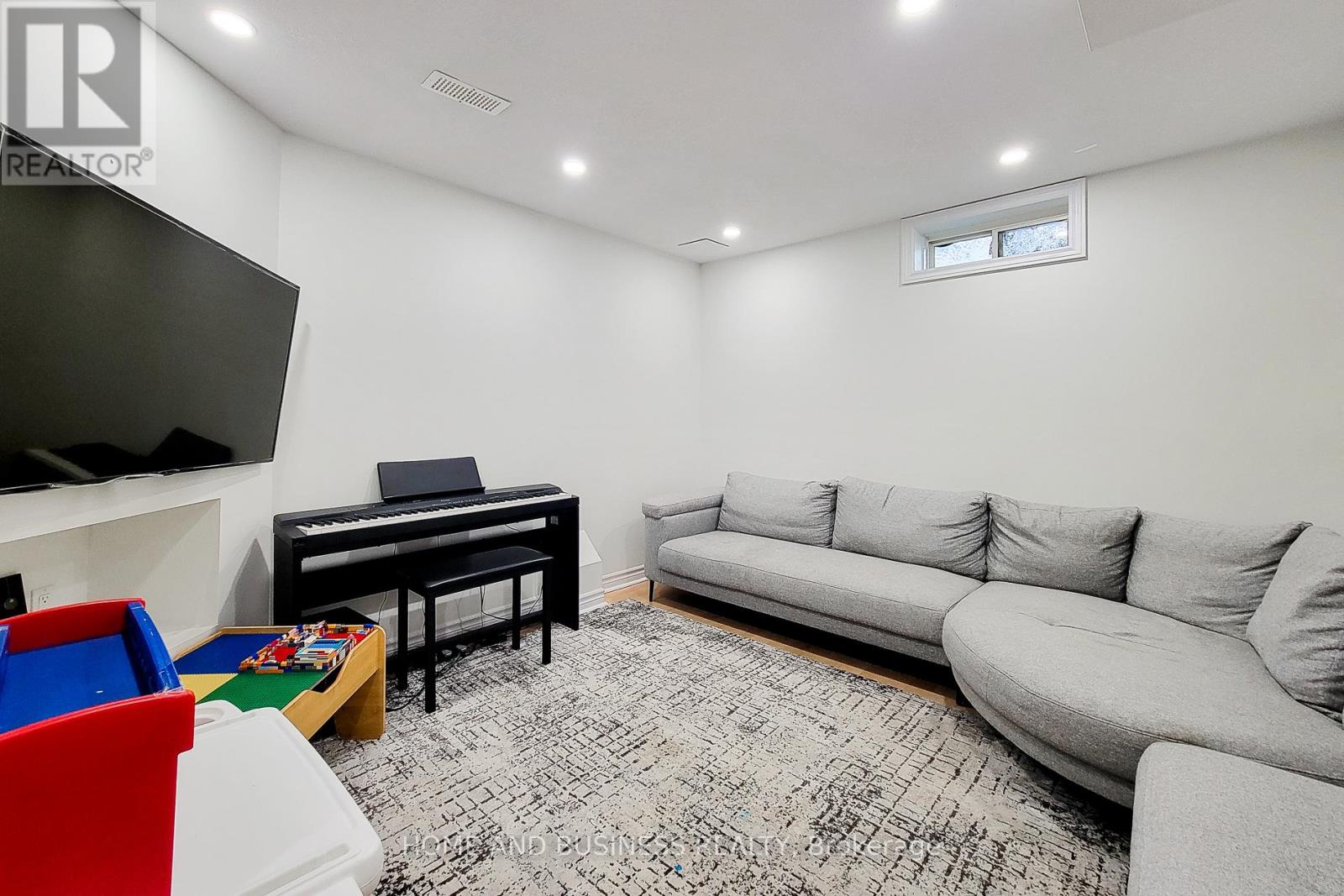 2374 BAINTREE CRESCENT - 31