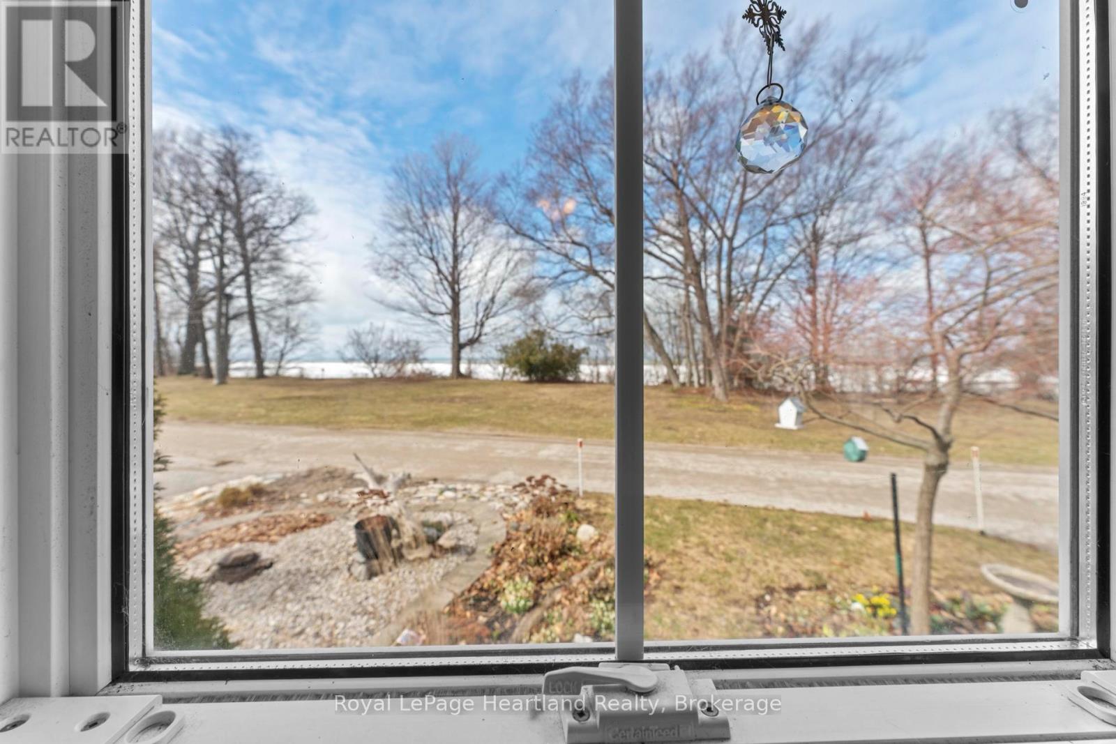 12 IROQUOIS LANE - 16
