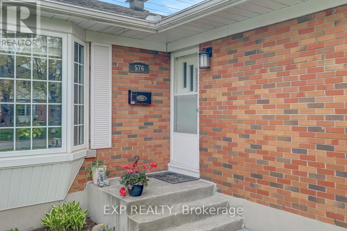 576 BROWNING AVENUE - 3