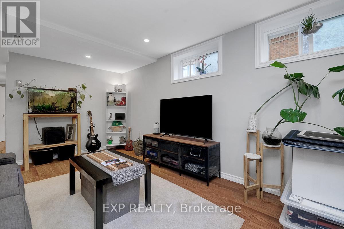 576 BROWNING AVENUE - 31