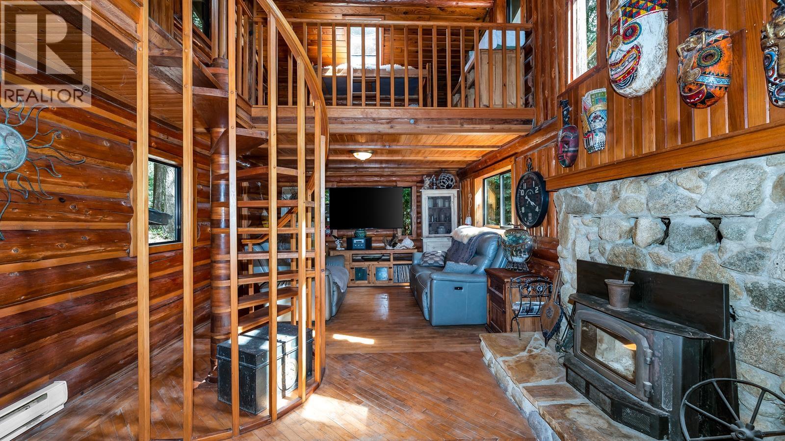 604 WAUGH ROAD, Mayne Island