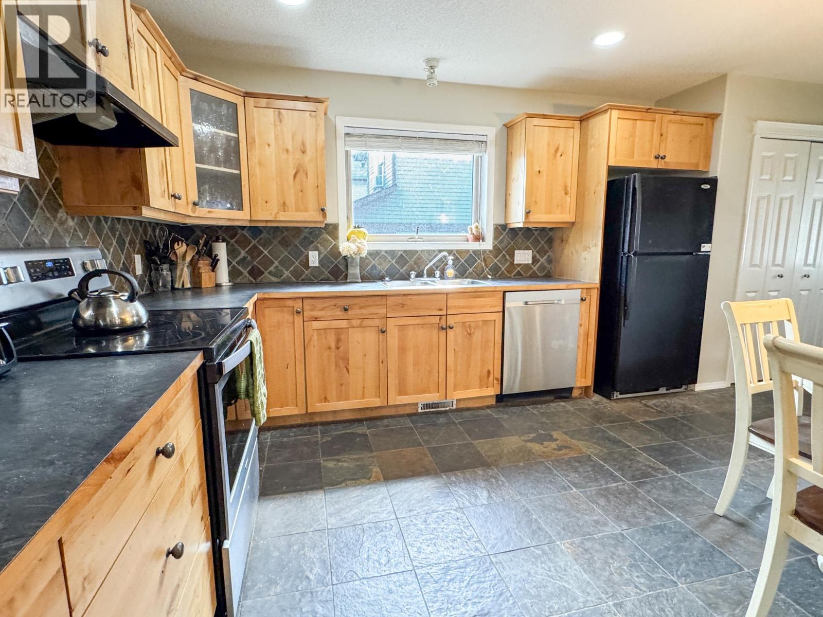 #1 147 11 Avenue - 12