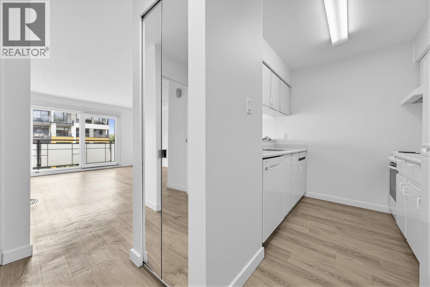 310 360 E 2ND STREET, North Vancouver