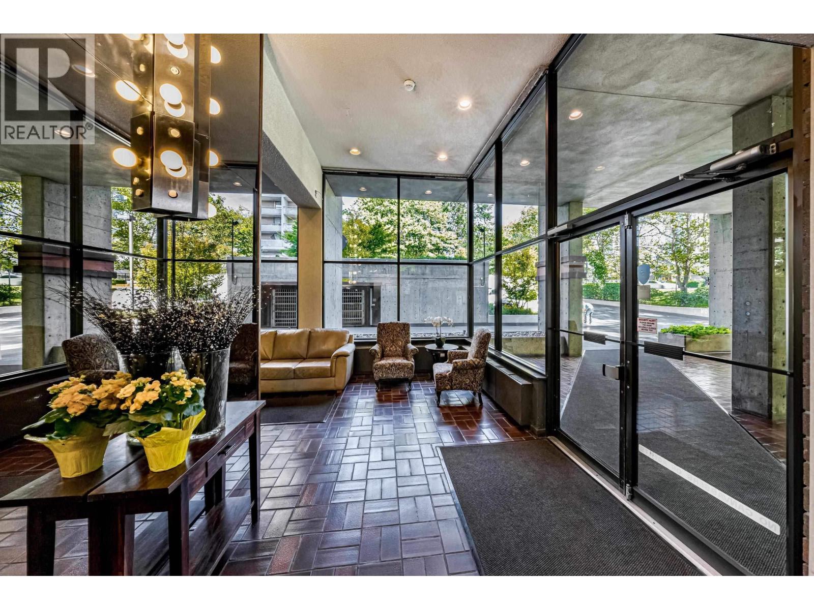 702 3771 BARTLETT COURT, Burnaby