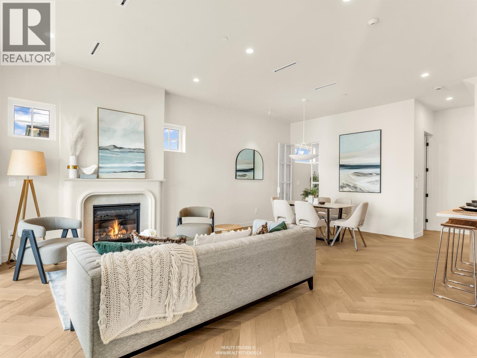 2 2043 W 45TH AVENUE, Vancouver