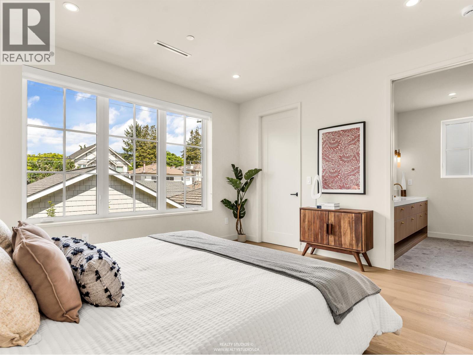 2 2043 W 45TH AVENUE, Vancouver