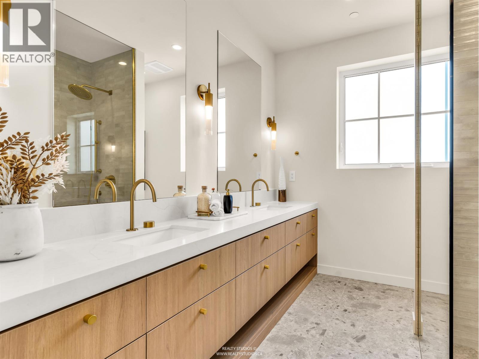2 2043 W 45TH AVENUE, Vancouver