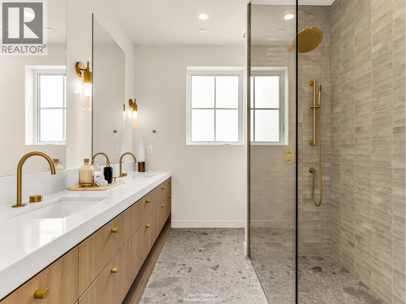 2 2043 W 45TH AVENUE, Vancouver