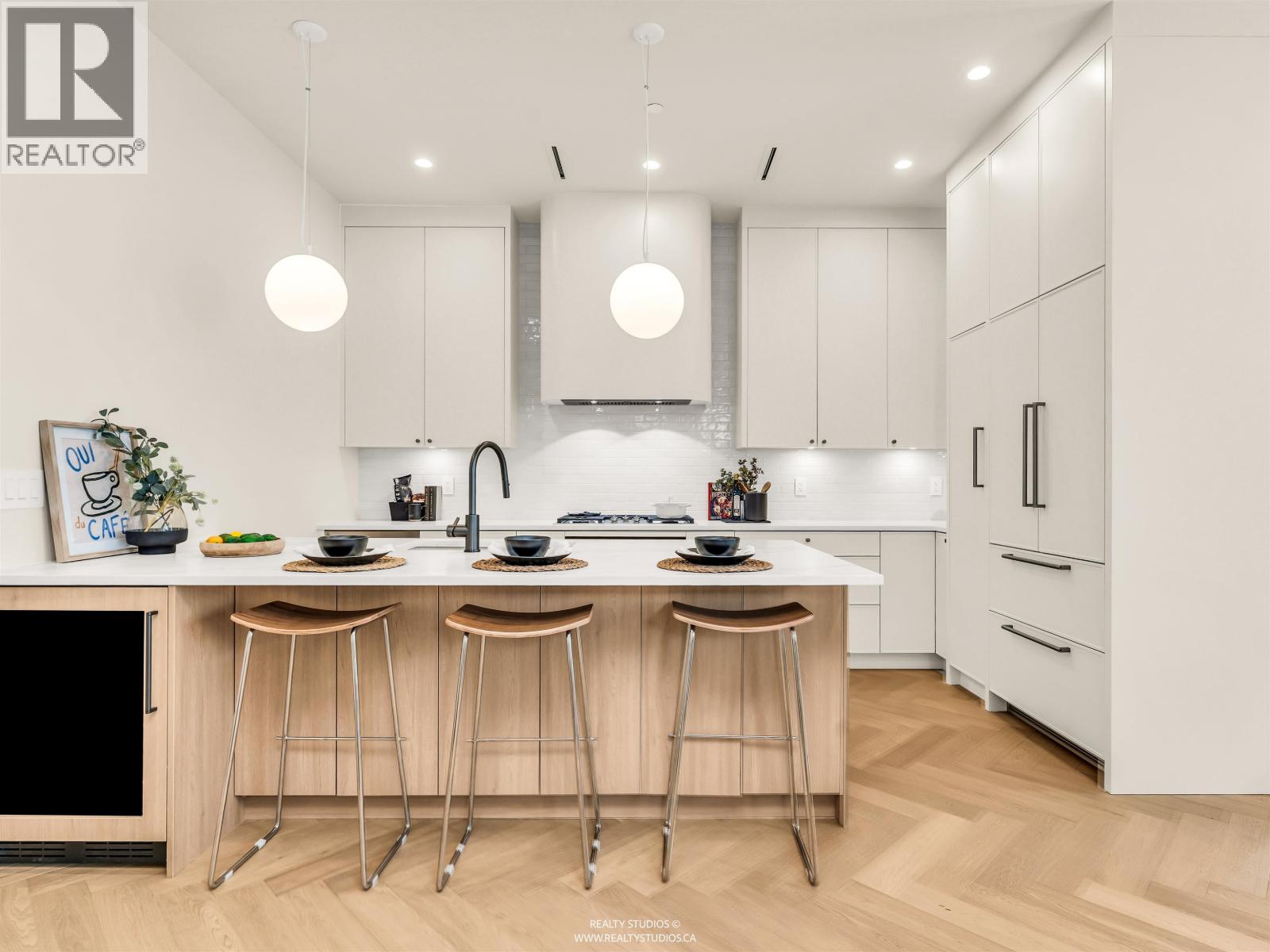 2 2043 W 45TH AVENUE, Vancouver
