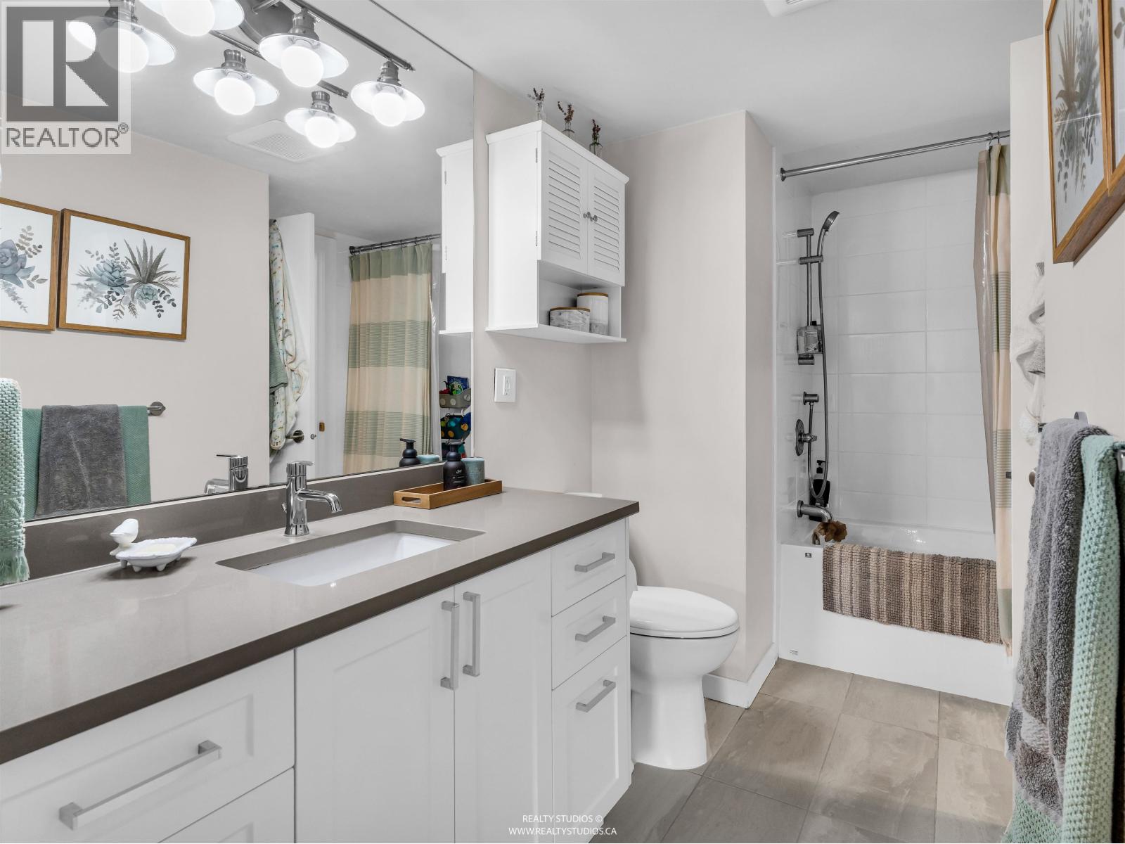 303 708 EIGHTH AVENUE, New Westminster