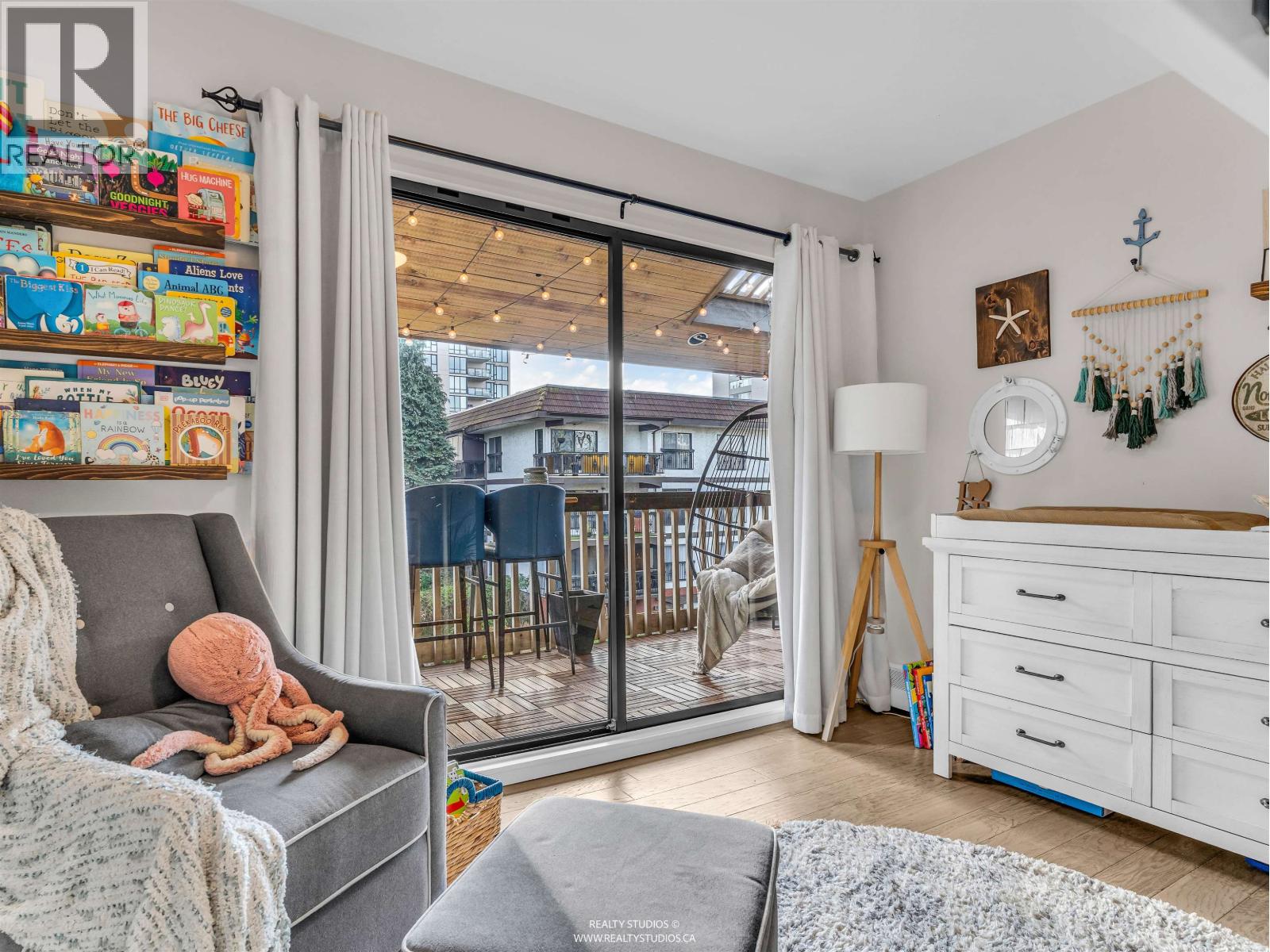 303 708 EIGHTH AVENUE, New Westminster