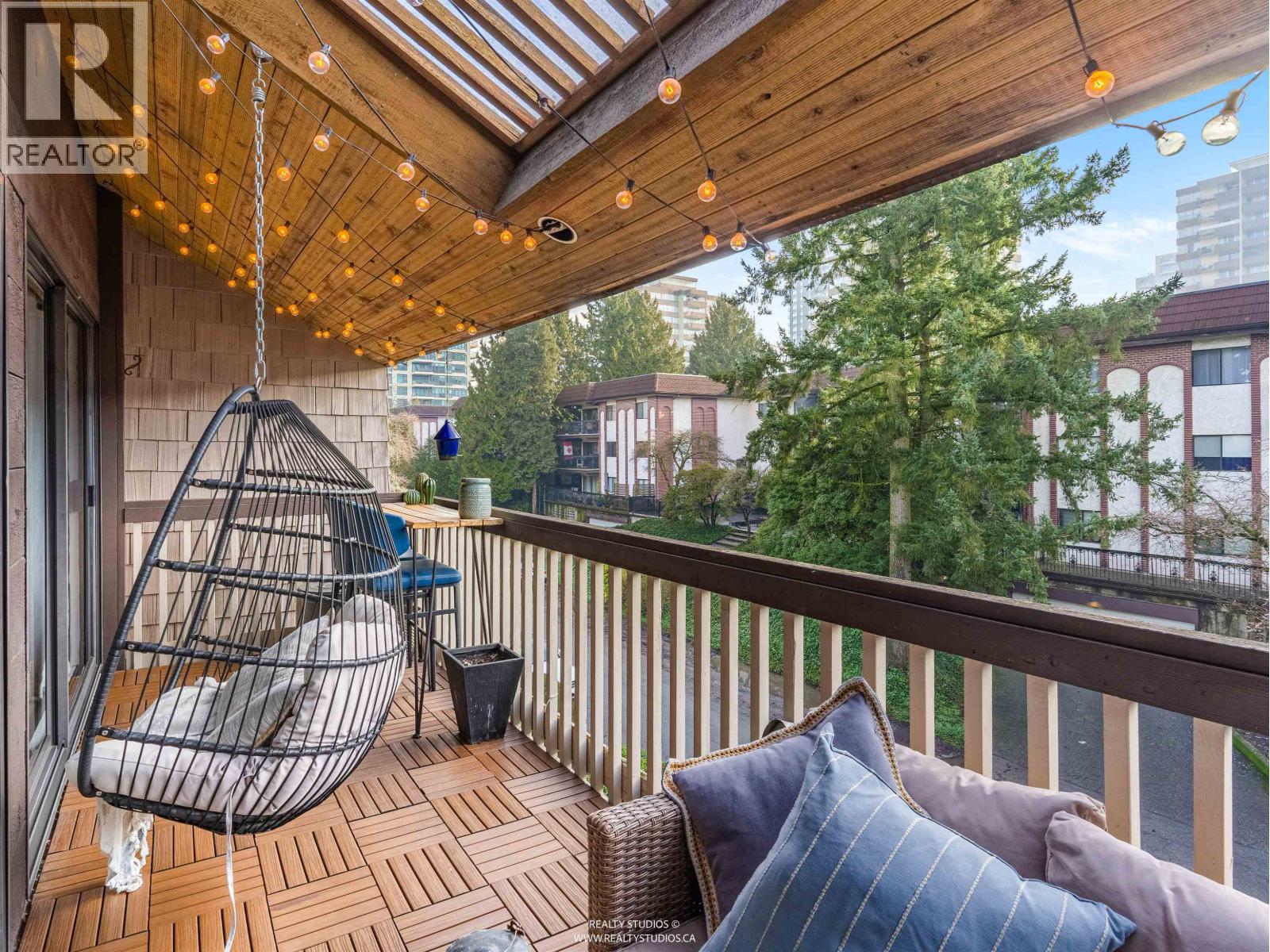 303 708 EIGHTH AVENUE, New Westminster