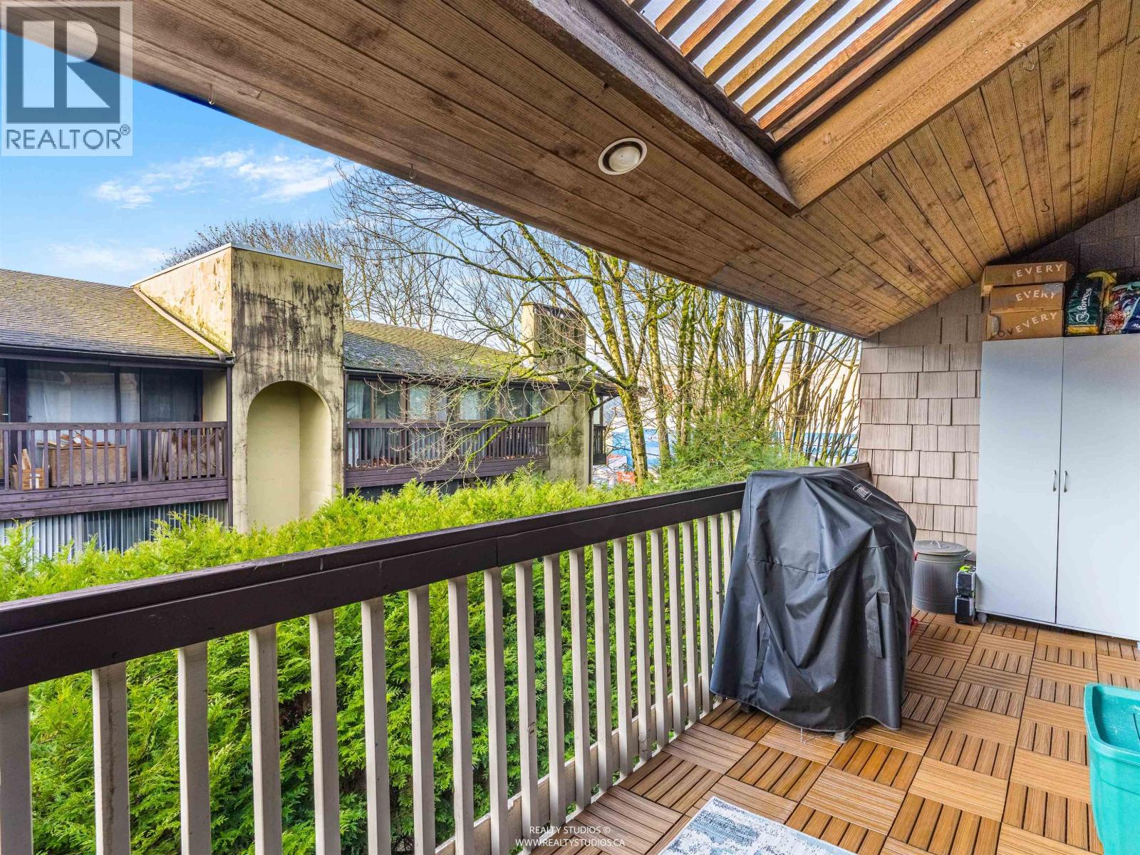 303 708 EIGHTH AVENUE, New Westminster