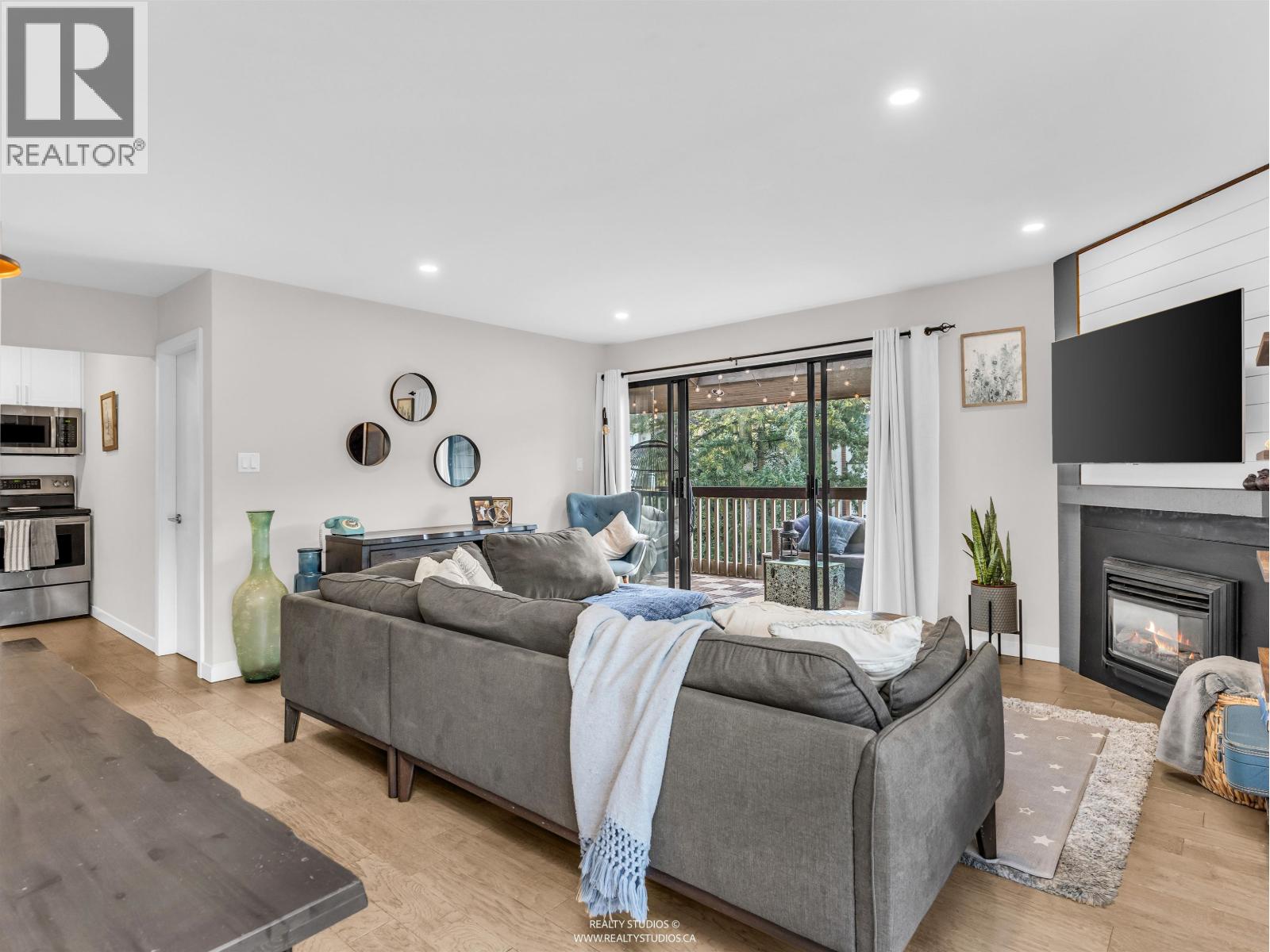 303 708 EIGHTH AVENUE, New Westminster