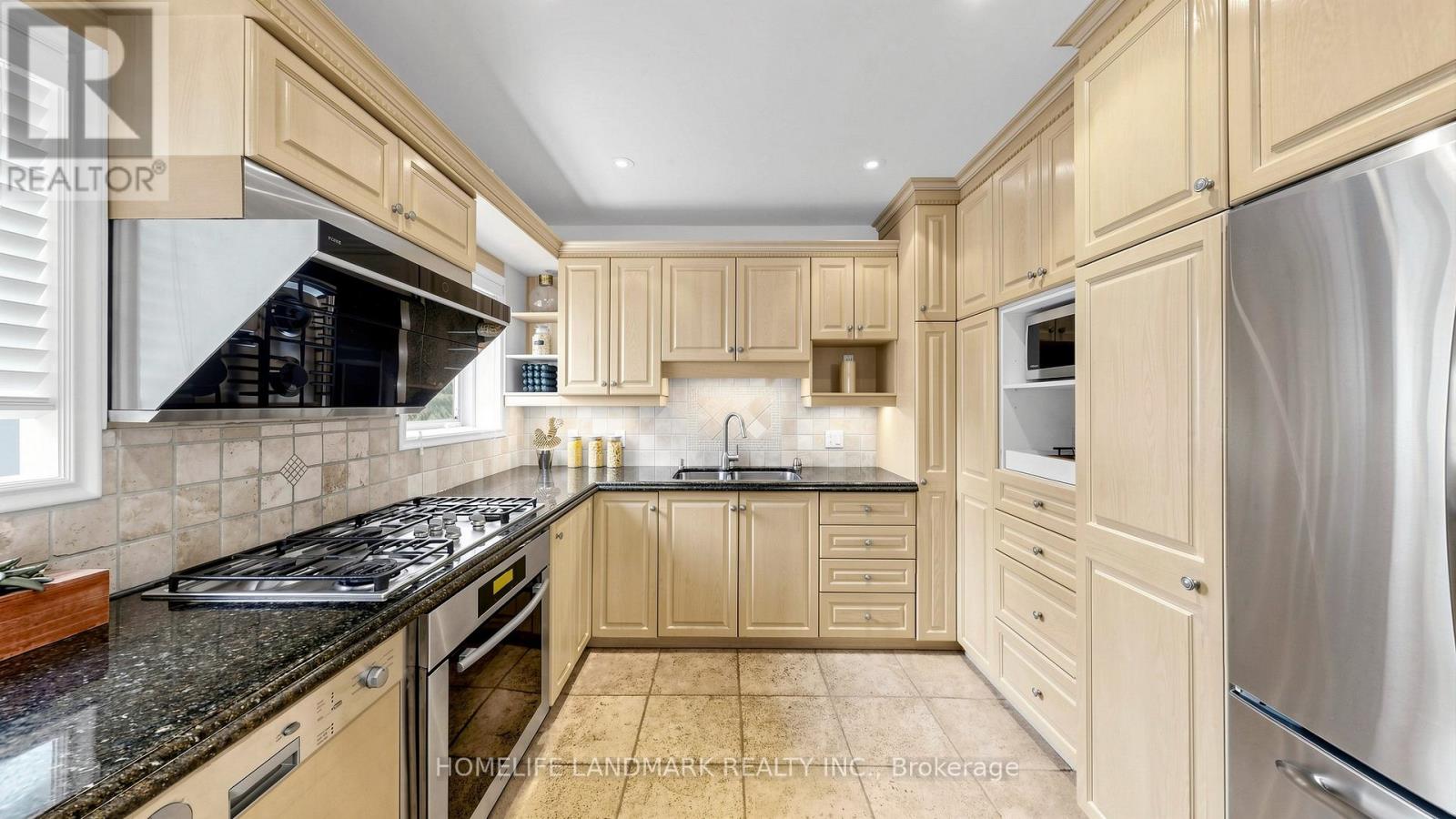 27 QUINCY CRESCENT - 13